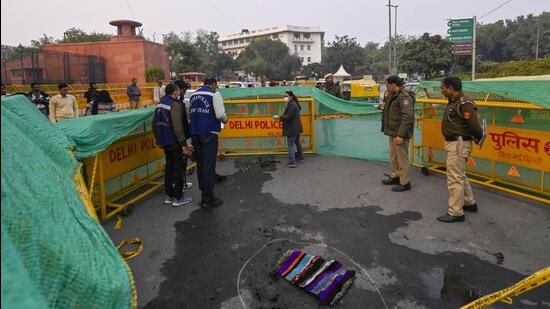 Police and forensic investigators at the scene of the incident. (RAJ K RAJ /HT PHOTO)