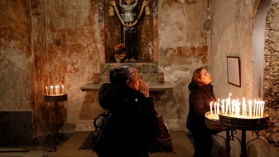 People pray on Christmas Eve at Santa Maria Draperis Roman Catholic Church in Istanbul, Turkey.(REUTERS)