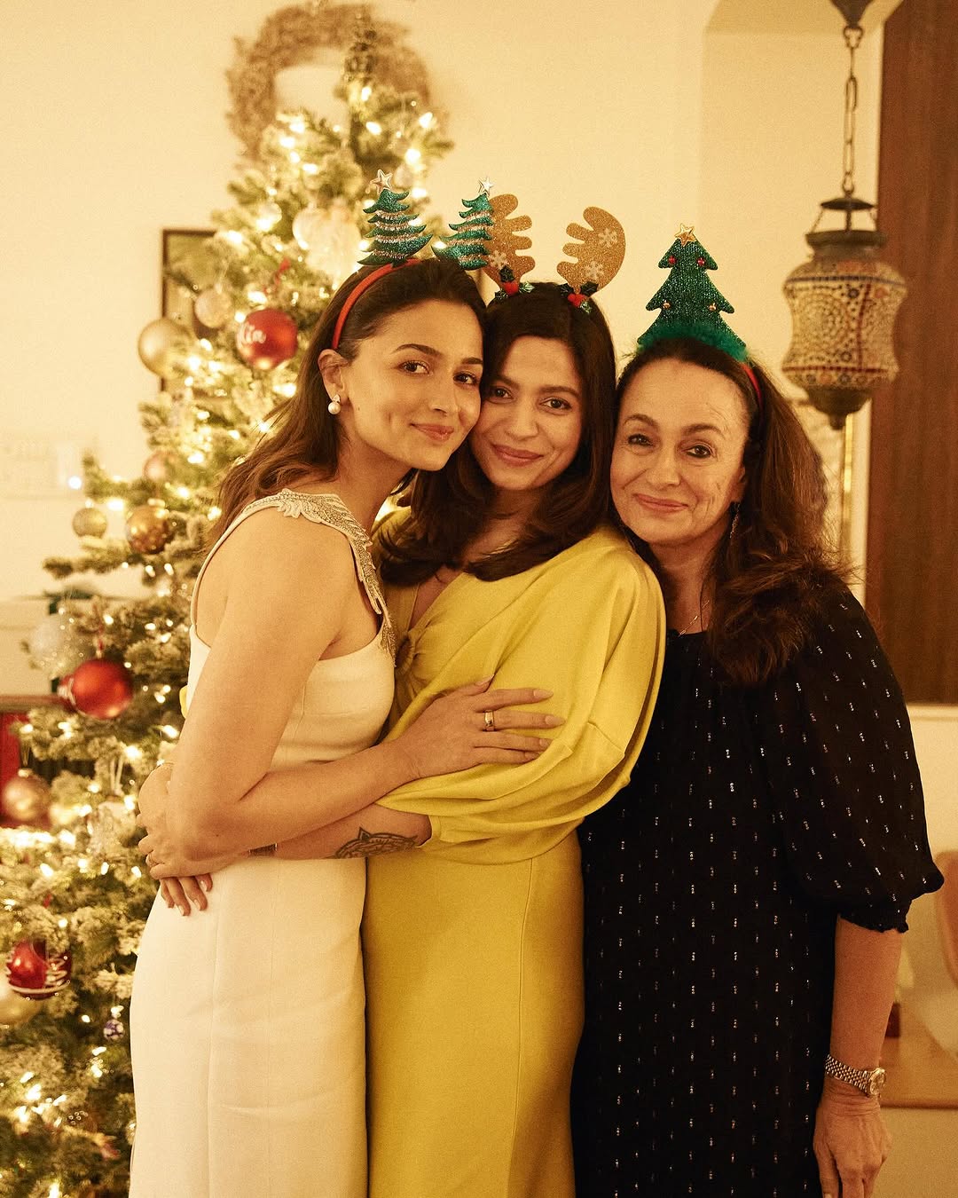 alia bhatt christmas dress Alia Bhatt's Christmas was all about friends, festive outfits, and loads of cake! #aliabhatt #trending #christmas #rahakapoor #ranbirkapoor