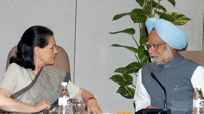 Manmohan Singh with UPA Chairperson Sonia Gandhi during an alliance meeting in April 2007. (HT Photo) 