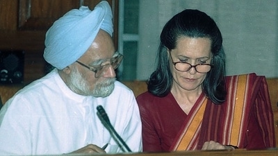 Manmohan Singh with Congress leader Sonia Gandhi (HT Photo) (File) 