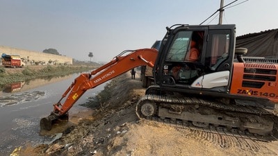 Buddha Nullah cleaning work underway in Ludhiana on Thursday. (HT photo)