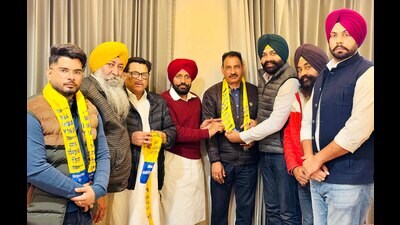 Congress councilor from ward number 6 Jagdish Lal with AAP leaders in Ludhiana on Thursday. (HT photo) Congress councilor from ward number 6 Jagdish Lal with AAP leaders in Ludhiana on Thursday. (HT photo)