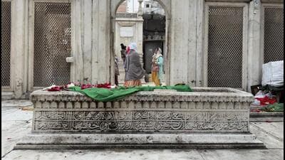 Dargah pilgrims outside the grave chamber’s arched entrance are walking to-and-fro with no regard for Rangila (HT Photo) Dargah pilgrims outside the grave chamber’s arched entrance are walking to-and-fro with no regard for Rangila (HT Photo)