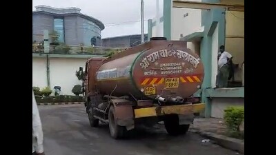 Despite the residents confronting the tanker vendor with video evidence, the latter denied the claims. (HT PHOTO) Despite the residents confronting the tanker vendor with video evidence, the latter denied the claims. (HT PHOTO)