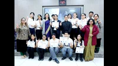 Diksha of Class 11 and her team Aryabhatta under the guidance of principal Sushma Devgan were recognised during a felicitation ceremony held at Dyal Singh Public School. (HT Photo)