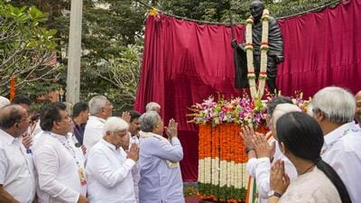 Karnataka chief minister Siddaramaiah, deputy CM DK Shivakumar and others during the unveiling of a statue of Mahatma Gandhi to commemorate the centenary of the Belgaum session presided over by Gandhi, in Belagavi, on Thursday (PTI)