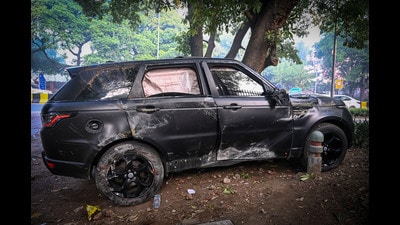 Mangled remains of the SUV which jumped the red light and crashed into the cab early on Thursday. (Sanchit Khanna/HT Photo) Mangled remains of the SUV which jumped the red light and crashed into the cab early on Thursday. (Sanchit Khanna/HT Photo)