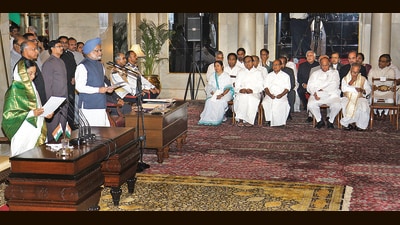 Then President Pratibha Patil administering the oath of the office and secrecy to Manmohan Singh at Rashtarpati Bhavan in New Delhi in 2009. (Virendra Singh Gosain / HT archive) Then President Pratibha Patil administering the oath of the office and secrecy to Manmohan Singh at Rashtarpati Bhavan in New Delhi in 2009. (Virendra Singh Gosain / HT archive)