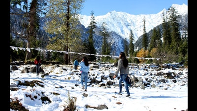 Tourist Walking on a snow Covered area at Solang Nala Near Manali on Thursday. (Aqil Khan /HT) Tourist Walking on a snow Covered area at Solang Nala Near Manali on Thursday. (Aqil Khan /HT)