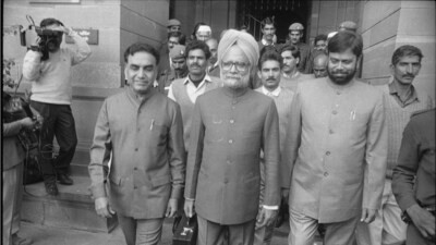 27 February 1993 – Dr. Manmohan Singh during the Budget presentation. (HT Photo by Virendra Prabhakar) 