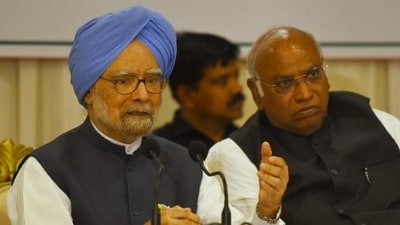Dr. Manmohan Singh with Congress President Mallikarjun Kharge. (File) (Pratik Chorge/HT Photo)