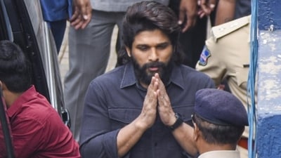 Actor Allu Arjun arrives at the Chikkadpally police station for questioning as part of an ongoing probe into the stampede during the screening of ‘Pushpa-2’ in Hyderabad, on Tuesday. (PTI) (HT_PRINT) Actor Allu Arjun arrives at the Chikkadpally police station for questioning as part of an ongoing probe into the stampede during the screening of ‘Pushpa-2’ in Hyderabad, on Tuesday. (PTI) (HT_PRINT)