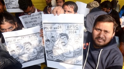 BPSC aspirants hold placards during a protest demanding BPSC re-exam, in Patna on Thursday. (ANI) BPSC aspirants hold placards during a protest demanding BPSC re-exam, in Patna on Thursday. (ANI)