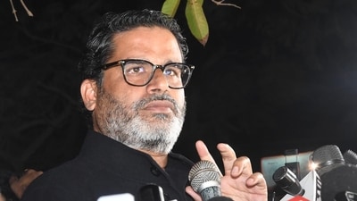 Jan Suraaj party Chief Prashant Kishor at Gardanibagh in Patna with aspirants protesting and demanding BPSC prelims re-exam. (Santosh Kumar ) Jan Suraaj party Chief Prashant Kishor at Gardanibagh in Patna with aspirants protesting and demanding BPSC prelims re-exam. (Santosh Kumar )