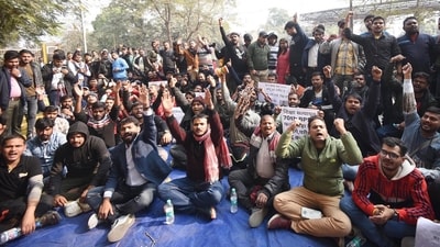 Protestors demonstrating at Gardanibagh, Patna demanding BPSC prelims re-exam. (Santosh Kumar ) Protestors demonstrating at Gardanibagh, Patna demanding BPSC prelims re-exam. (Santosh Kumar )