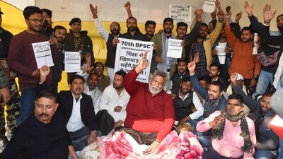 Pappu Yadav with BPSC protesters at Gardanibagh in Patna (Santosh Kumar/ Hindustan Times)