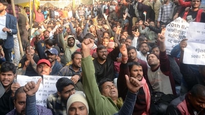 Protestors demanding BPSC prelims re-exam demonstrating at Gardanibagh in Patna. (Santosh Kumar ) Protestors demanding BPSC prelims re-exam demonstrating at Gardanibagh in Patna. (Santosh Kumar )