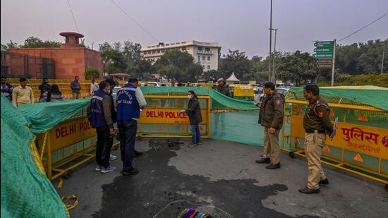 Police and forensic teams at the spot where man set himself on fire on Wednesday. (RAJ K RAJ /HT PHOTO)