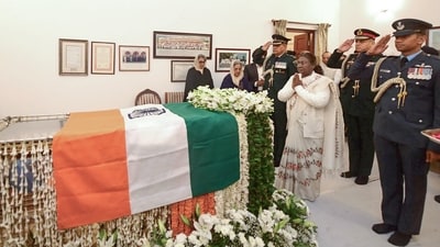 President Droupadi Murmu pays her last respects to the mortal remains of former Prime Minister Dr Manmohan Singh. (ANI) President Droupadi Murmu pays her last respects to the mortal remains of former Prime Minister Dr Manmohan Singh. (ANI)