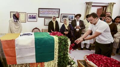 Congress leader Rahul Gandhi paying his last respects to former prime minister Manmohan Singh. (PTI)