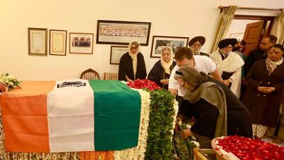 Congress leader Sonia Gandhi pays her last respects to former prime minister Manmohan Singh on Friday. (HT Photo) Congress leader Sonia Gandhi pays her last respects to former prime minister Manmohan Singh on Friday. (HT Photo)