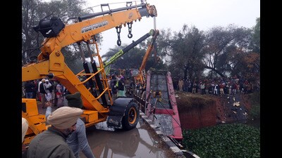 Eight passengers, including the driver and a two-year-old girl child, were killed, while 26 suffered injuries when a private bus crashed through the railings of the bridge and plunged into a drain in Bathinda district on Friday afternoon. (Sanjeev Kumar/HT)