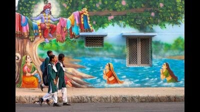 Girls walk past a huge painting created on a wall in Prayagraj. (HT) Girls walk past a huge painting created on a wall in Prayagraj. (HT)