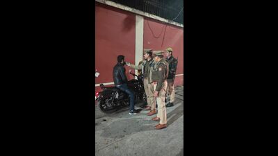 Hussainganj police in Lucknow ask a commuter to take breathalyser test in Lucknow on Friday (HT) Hussainganj police in Lucknow ask a commuter to take breathalyser test in Lucknow on Friday (HT)