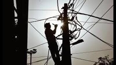 Linemen and other staff members of the west circle worked to restore over 800 affected 11KV feeders in the area. (HT File) Linemen and other staff members of the west circle worked to restore over 800 affected 11KV feeders in the area. (HT File)