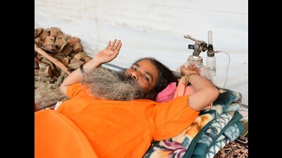 Mahant Inder Giri of Avahan Akhara lying on his bed in Mahakumbh Nagar on Friday. (HT)