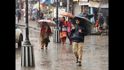 Peoples walking in rain Mandi on Friday. (Birbal Sharma/HT) Peoples walking in rain Mandi on Friday. (Birbal Sharma/HT)