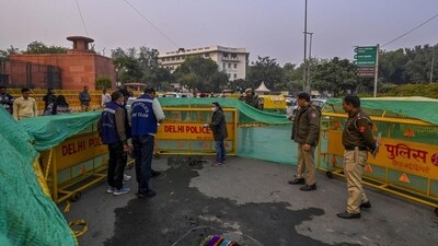 Police and forensic teams at the spot where man set himself on fire on Wednesday. (Raj K Raj /HT Photo) Police and forensic teams at the spot where man set himself on fire on Wednesday. (Raj K Raj /HT Photo)