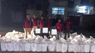Police with the accused and seized contraband. (HT Photo) Police with the accused and seized contraband. (HT Photo)