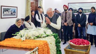 Prime Minister Narendra Modi pays his last respects to former PM Manmohan Singh at the latter’s residence in New Delhi on Friday. (HT Photo) Prime Minister Narendra Modi pays his last respects to former PM Manmohan Singh at the latter’s residence in New Delhi on Friday. (HT Photo)