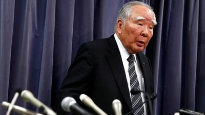 Suzuki Motor Chairman and Chief Executive Officer Osamu Suzuki leaves a news conference at the Land, Infrastructure, Transport and Tourism Ministry in Tokyo, Japan, May 18, 2016 (Thomas Peter/Reuters)