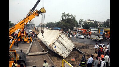 Serious accidents are particularly common on the Pune-Solapur Road and Pune-Ahmednagar stretches. (HT PHOTO) Serious accidents are particularly common on the Pune-Solapur Road and Pune-Ahmednagar stretches. (HT PHOTO)