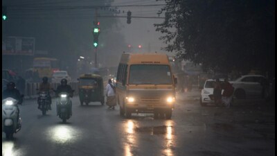 The visibility at Safdarjung was reduced to 350 metres at 8am. (HT PHOTO) The visibility at Safdarjung was reduced to 350 metres at 8am. (HT PHOTO)