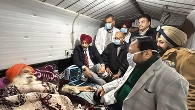 Veteran farmer leader Jagjit Singh Dallewal, who is fast-unto-death, being checked by doctors. (HT photo) (HT_PRINT) Veteran farmer leader Jagjit Singh Dallewal, who is fast-unto-death, being checked by doctors. (HT photo) (HT_PRINT)
