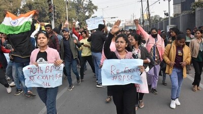 Students were seen protesting near Tara Mandal in Patna over the alleged leak of a question paper of the December 13 combined preliminary exam conducted by BPSC (Santosh Kumar) Students were seen protesting near Tara Mandal in Patna over the alleged leak of a question paper of the December 13 combined preliminary exam conducted by BPSC (Santosh Kumar)