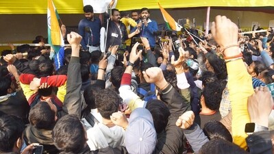 Educator and YouTuber Khan Sir met the protesting aspirants of Bihar Public Service Commission (BPSC) in Patna (Santosh Kumar) Educator and YouTuber Khan Sir met the protesting aspirants of Bihar Public Service Commission (BPSC) in Patna (Santosh Kumar)