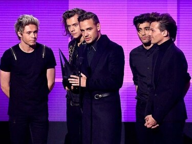 Liam Payne (M) with his bandmates (L-R) Niall Horan, Harry Styles, Zayn Malik and Louis Tomlinson, accepting the Artist of the Year award at the 2014 American Music Awards in Los Angeles, USA. (AFP) Liam Payne (M) with his bandmates (L-R) Niall Horan, Harry Styles, Zayn Malik and Louis Tomlinson, accepting the Artist of the Year award at the 2014 American Music Awards in Los Angeles, USA. (AFP)