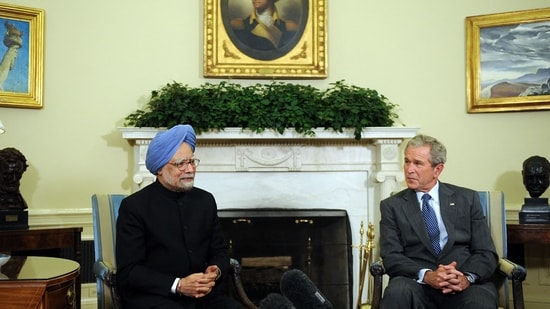 George W. Bush (R) meets with Manmohan Singh in the Oval Office of the White House on September 25, 2008 in Washington, DC. (AFP File)