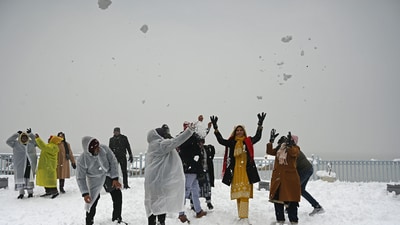 Srinagar welcomed its first snowfall of the year on Friday (Waseem Andrabi /Hindustan Times))