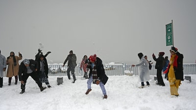 Heavy snowfall graced Srinagar, Doda and a few other places in the Baramulla district on Saturday transforming the scenery into a winter wonderland (Waseem Andrabi /Hindustan Times))