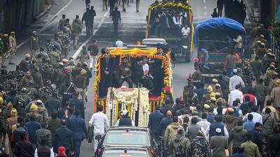 A convoy carrying the mortal remains of former Prime Minister of India Dr Manmohan Singh in New Delhi on Saturday. (HT Photo) A convoy carrying the mortal remains of former Prime Minister of India Dr Manmohan Singh in New Delhi on Saturday. (HT Photo)