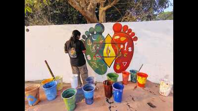 A student paints a wall in Prayagraj ahead of Mahakumbh. (HT) A student paints a wall in Prayagraj ahead of Mahakumbh. (HT)