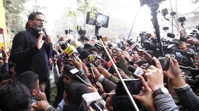 Jan Suraaj party chief Prashant Kishor addressing the protestors at Gardanibagh in Patna (Santosh Kumar)
