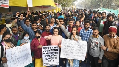 BPSC aspirants demonstrating during a protest at Gardanibagh in Patna over the alleged leak of a question paper of the December 13 combined preliminary exam conducted by BPSC (Santosh Kumar)