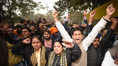 Protestors demonstrating at Gardanibagh in Patna over the alleged leak of a question paper of the December 13 combined preliminary exam conducted by BPSC (Santosh Kumar)